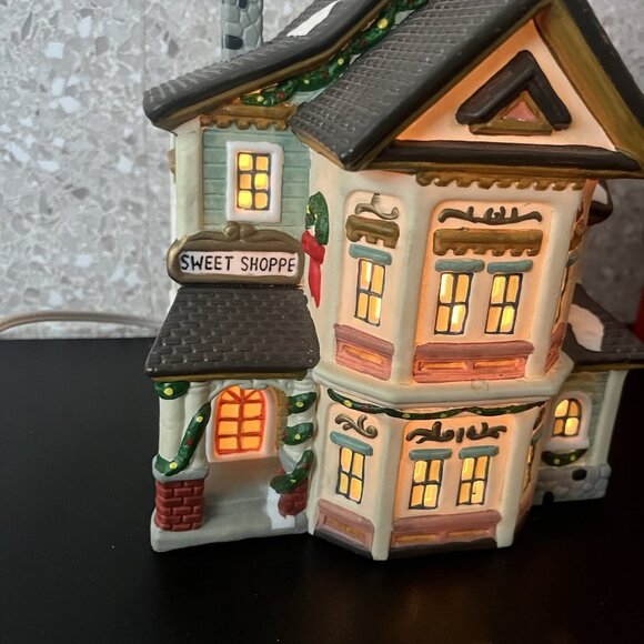 Dickens Towne Series SWEET SHOPPE 1997 Christmas Village Vintage Hand Painted - Picture 10 of 16